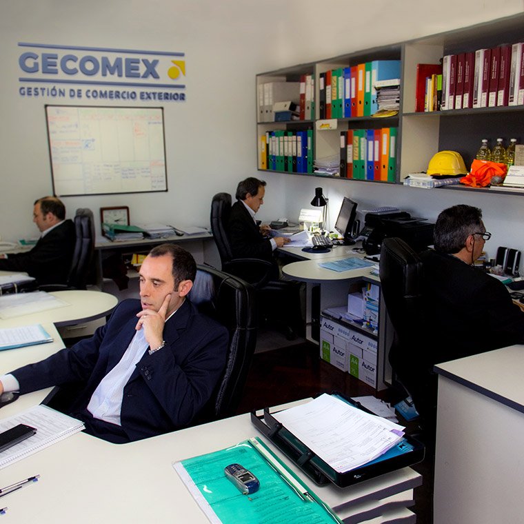 La oficina de GeComEx, con el equipo trabajando.