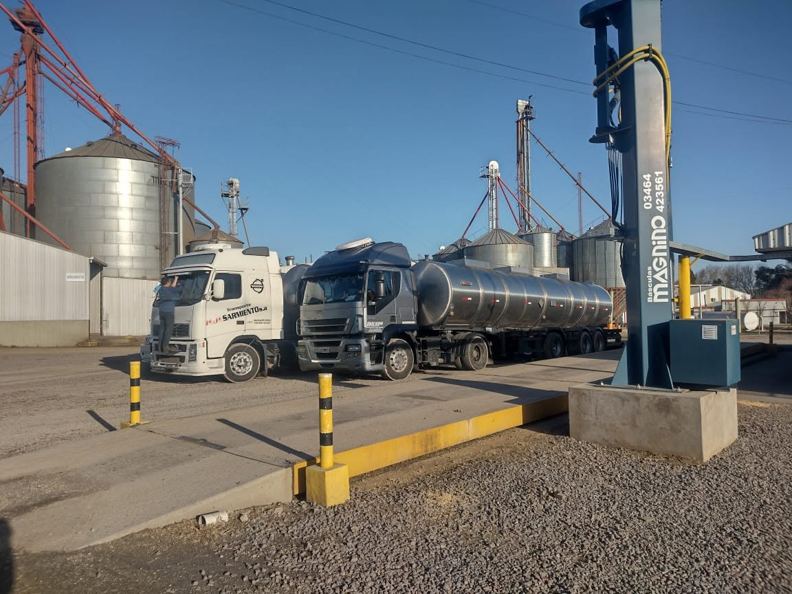 Operación GeComEx — camiones en la balanza de una terminal granaria